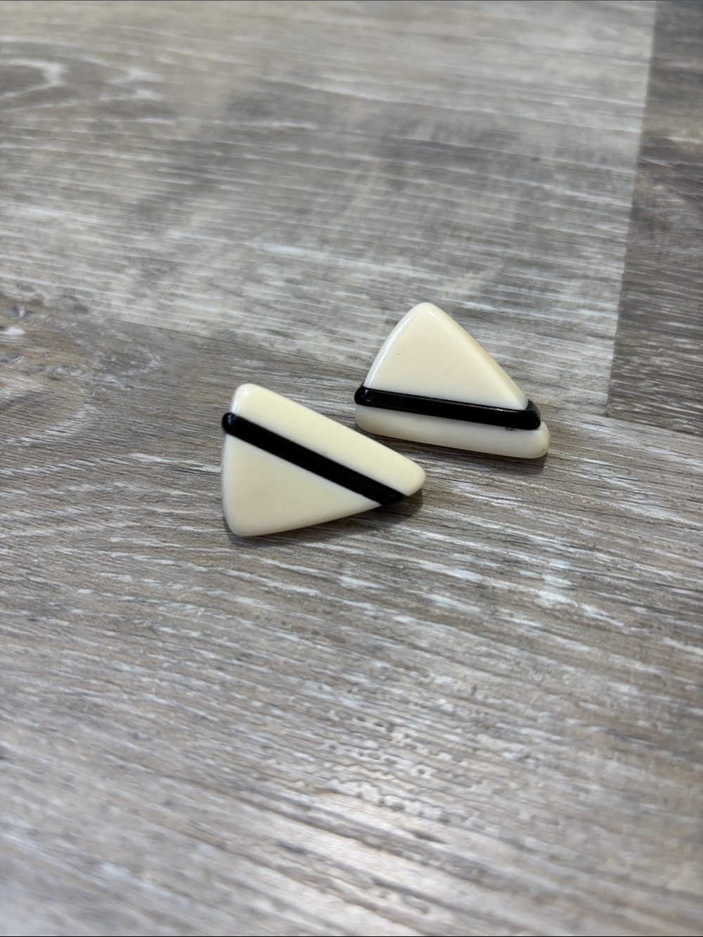 3/$10💕 Vintage Cream Triangle Stud Earrings with Black Stripe